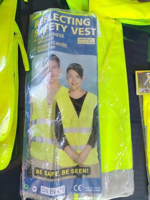 Жилетка захисна світловідбивальна.