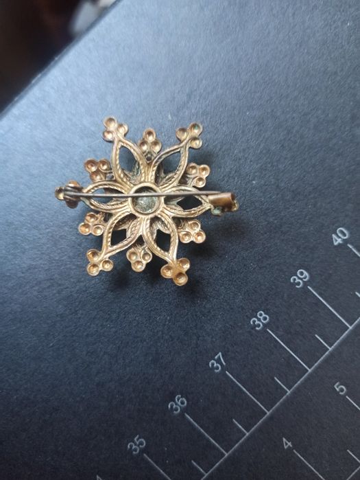 Брошь бронзовая с камнями