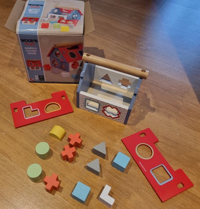 Casa de madeira, com blocos de  encaixe.