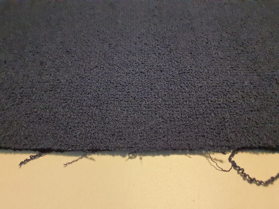 Tkanina granat w typie bukle szer.135 cm.