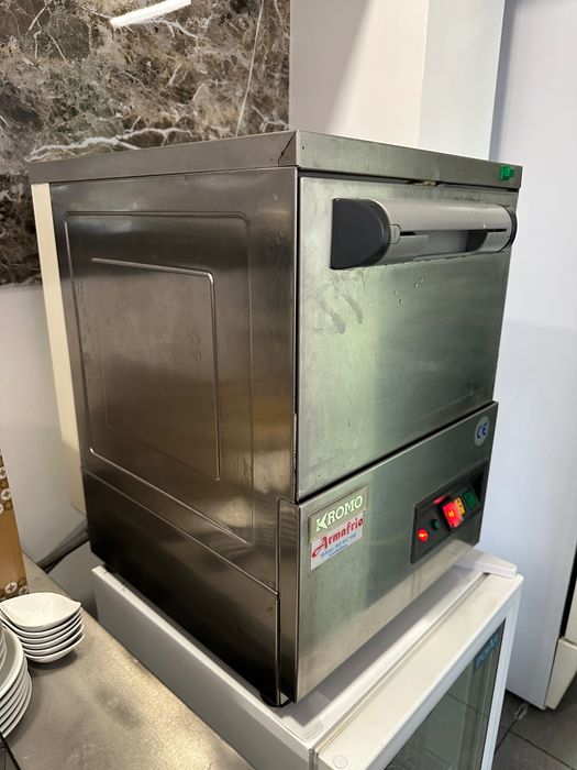 Máquina de lavar copos profissional Kromo – compacta e ideal para bar/café