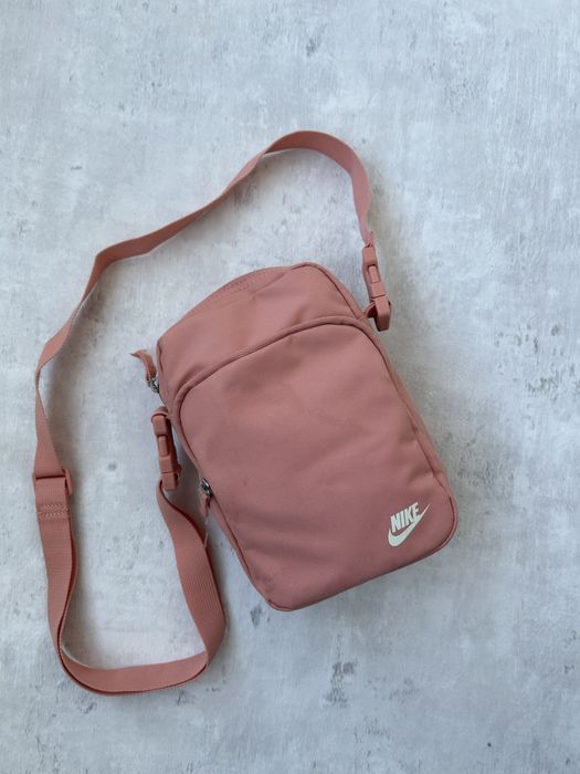 Мессенджер Nike рожевий