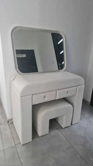 Toaletka z lustrem