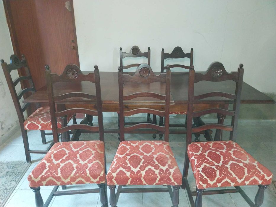 Mesa e 6 cadeiras almofadas