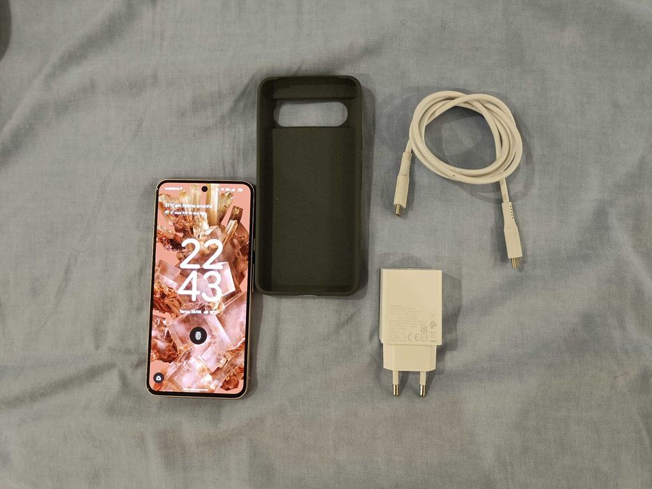 Google pixel 8 gold