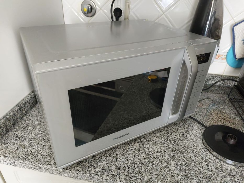 Microondas com Grill e 800W de potência Panasonic 23L NN-K36HMM