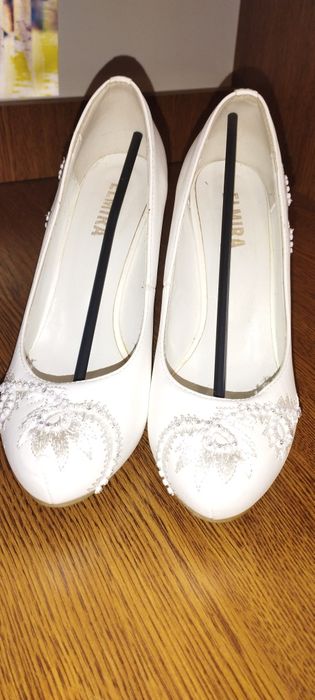 Продам весільні білі туфлі