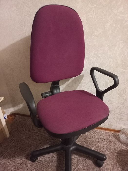 Офісне крісло в хорошому стані