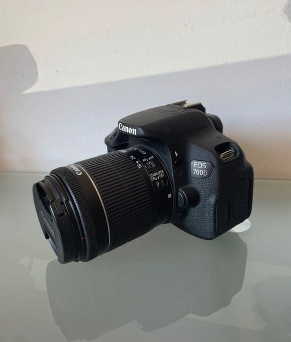 Canon  EOS  700D