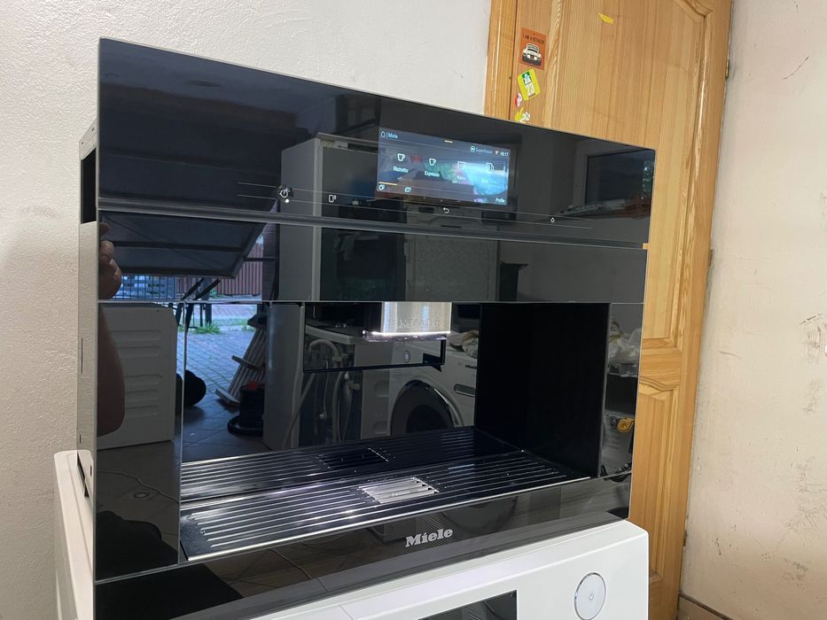 Automatyczny ekspres do kawy do zabudowy MIELE CVA 7845 czarny