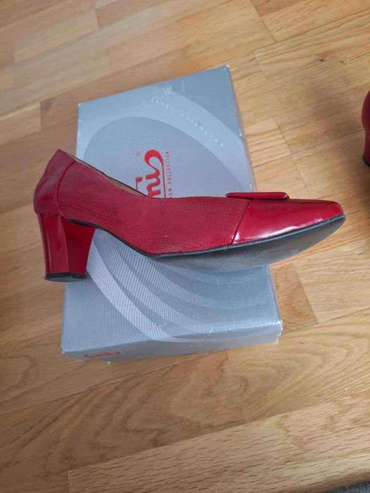 Czerwone czółenka Emis