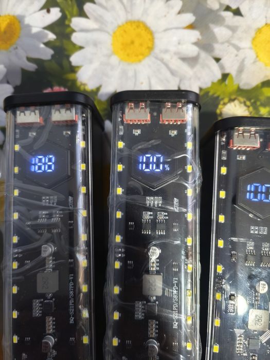 Повербанк собранный на (Li-ion) аккумуляторах 21700 с фонариком