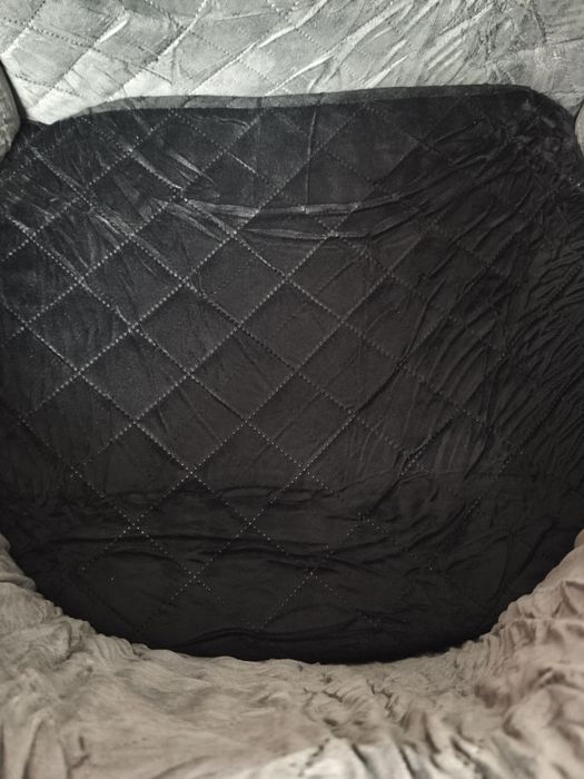 Assento para cães para carro com cinto de segurança, bolso de armazenamento e antiderrapante.