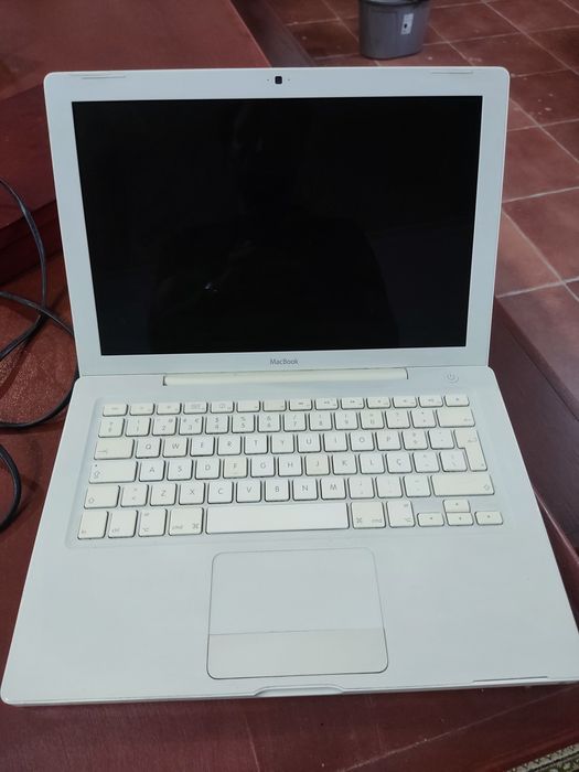 Laptop Apple + colunas + fonte de alimentação
