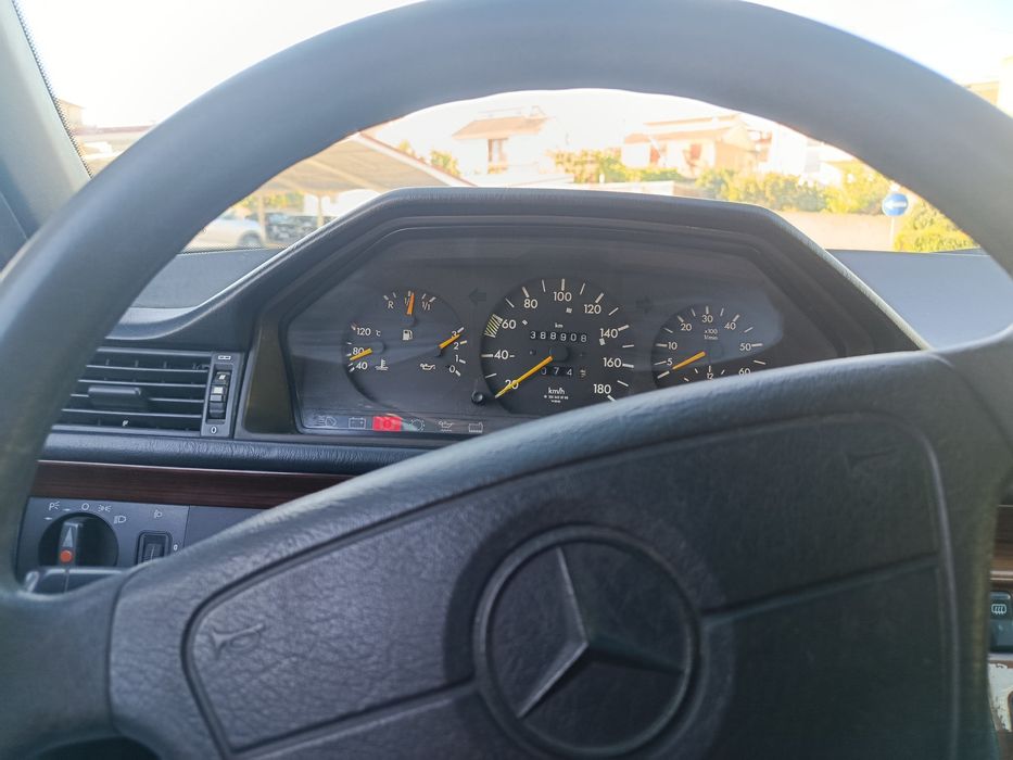 Mercedes- Benz 200 D