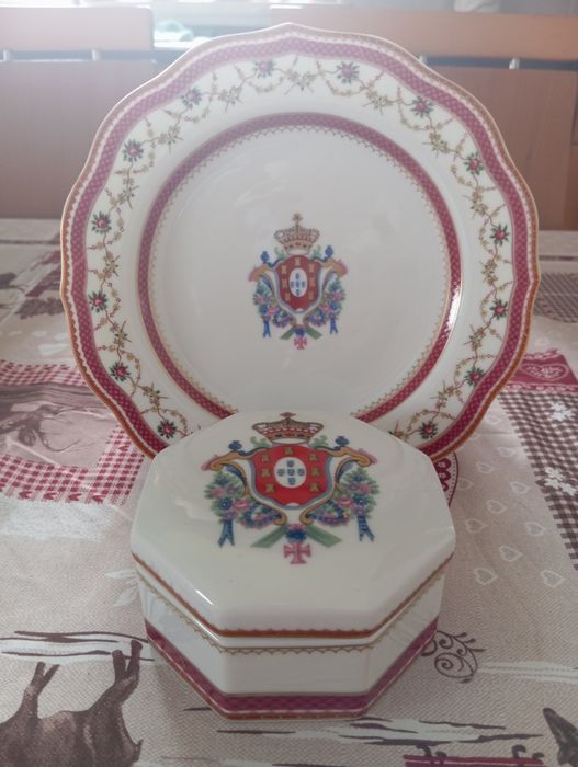 Prato e caixa com tampa com brasão ao centro. Porcelana NG