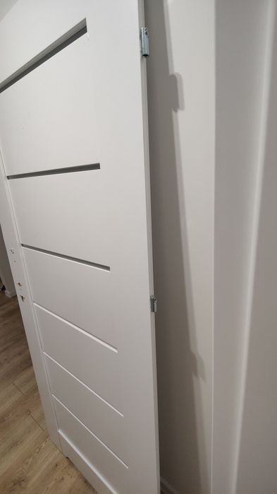 Drzwi białe na zawiasach do Łazienki