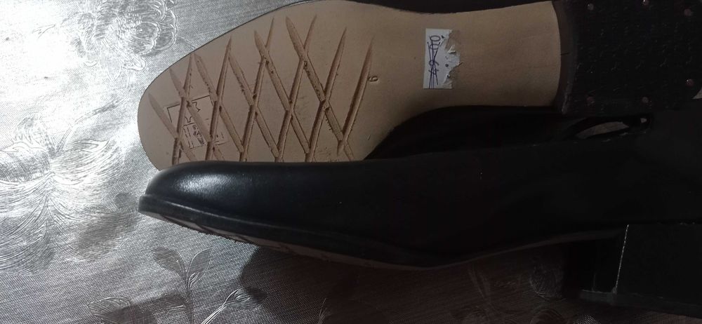 Oportunidades!  Sapatos pele Novos, tamanho 39 pequeno e outros pares