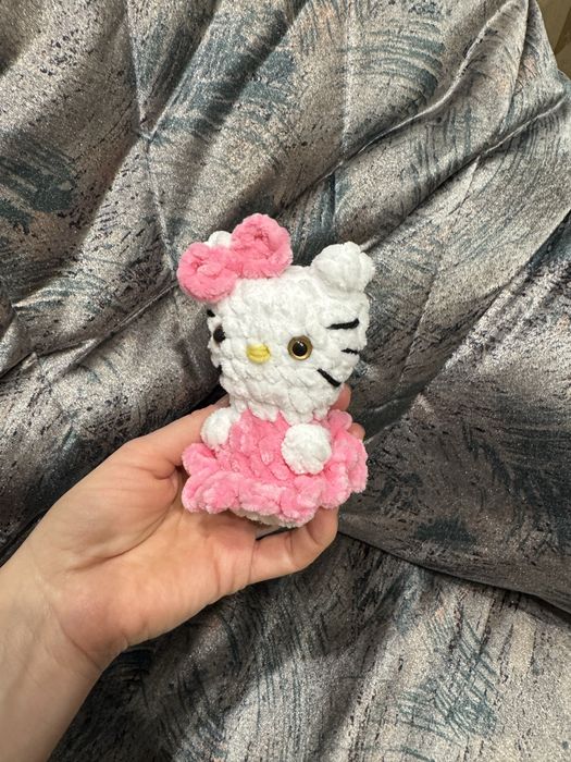 Hello kitty  и капібара з плюшевої пряжі