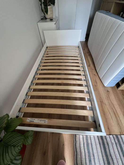 Cama ikeia com estrado e colchão