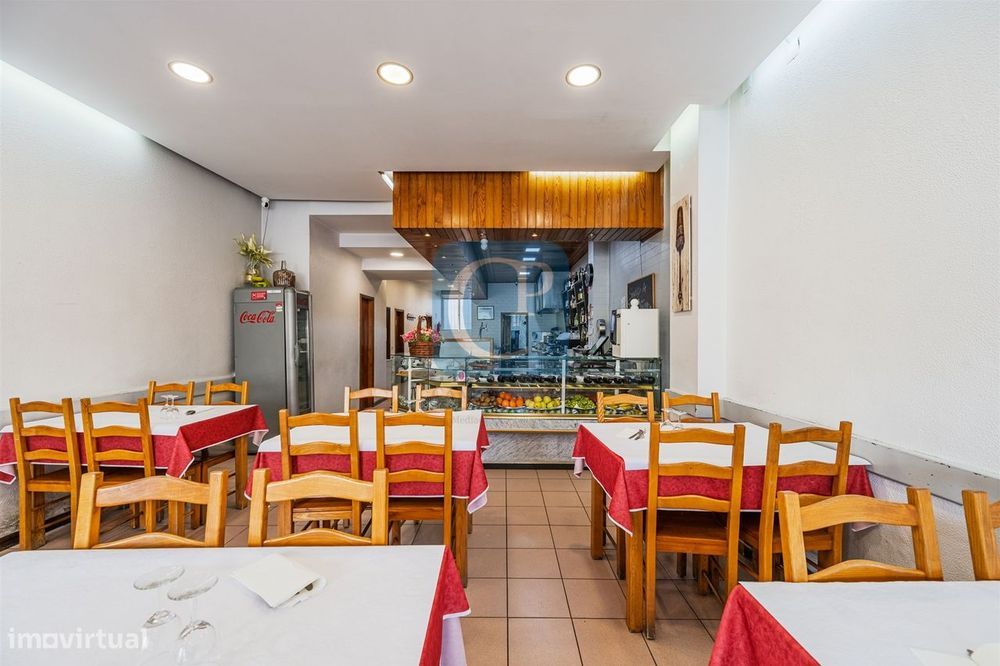 Restaurante completamente equipado junto ao estádio do Dragão