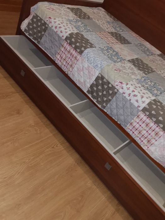 Cama  com arrumos por baixo