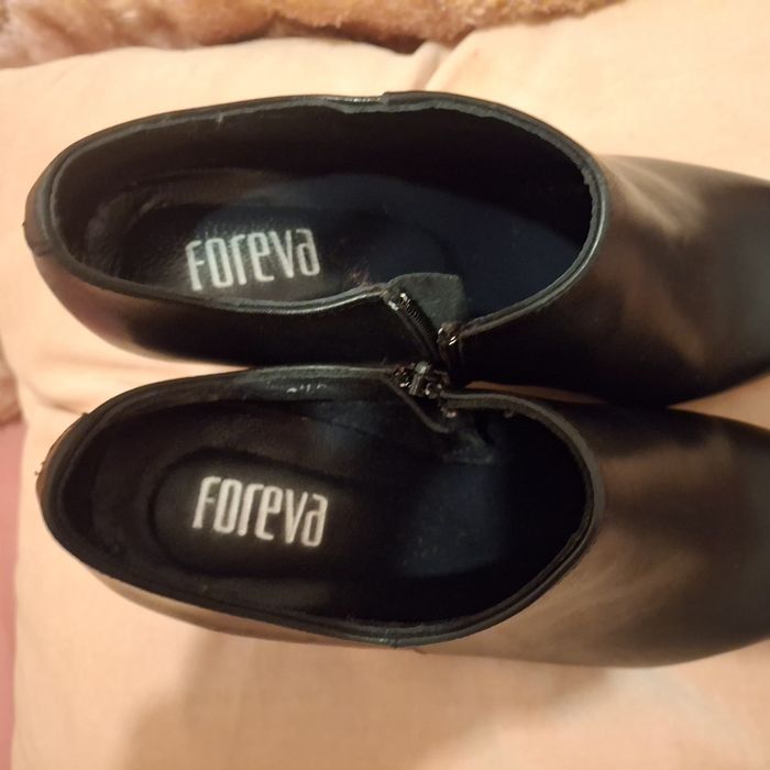 Botim de pele preta com fecho Foreva - 40