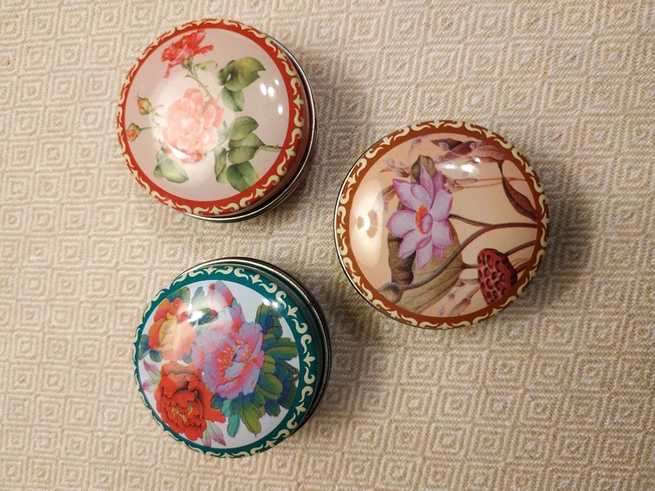 Caixa de comprimidos porcelana e de lata