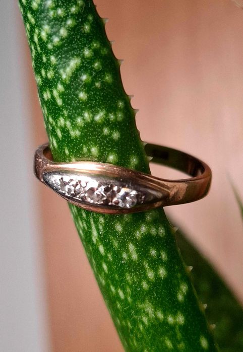 Pierscionek złoty 583 z bialym zlotem i curkoniami