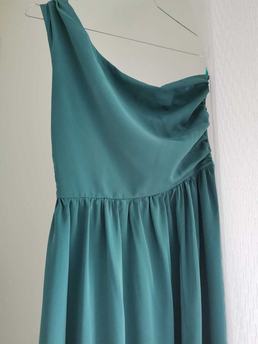 Vestido com um ombro descoberto