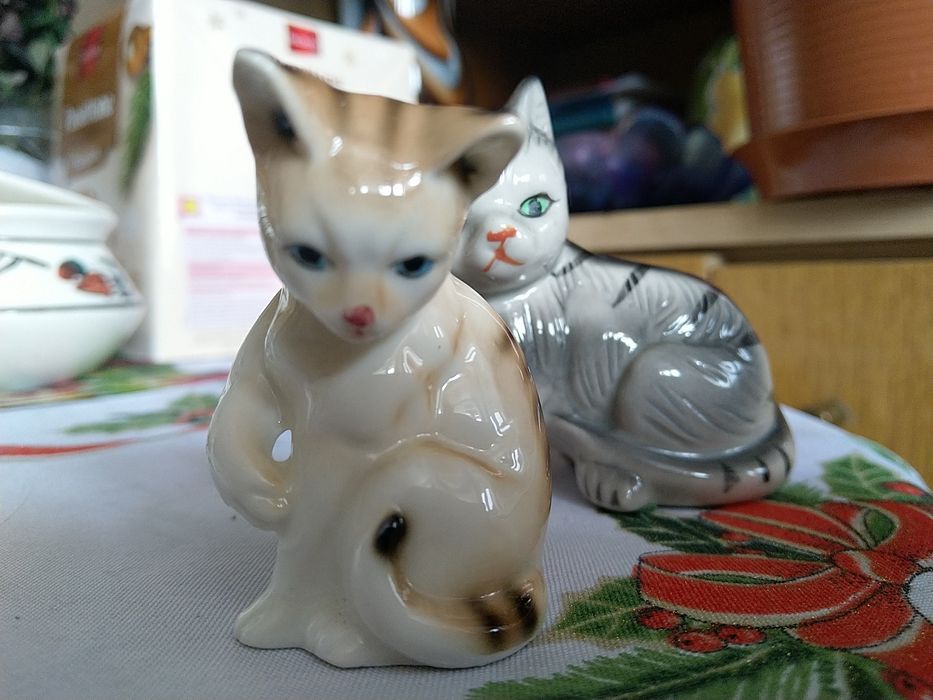 Zestaw kotków ceramicznych.