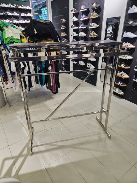 Expositor prateado para roupa