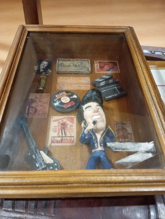 Elvis Presley em imagens 3D, em figura numa moldura em caixa de madeira