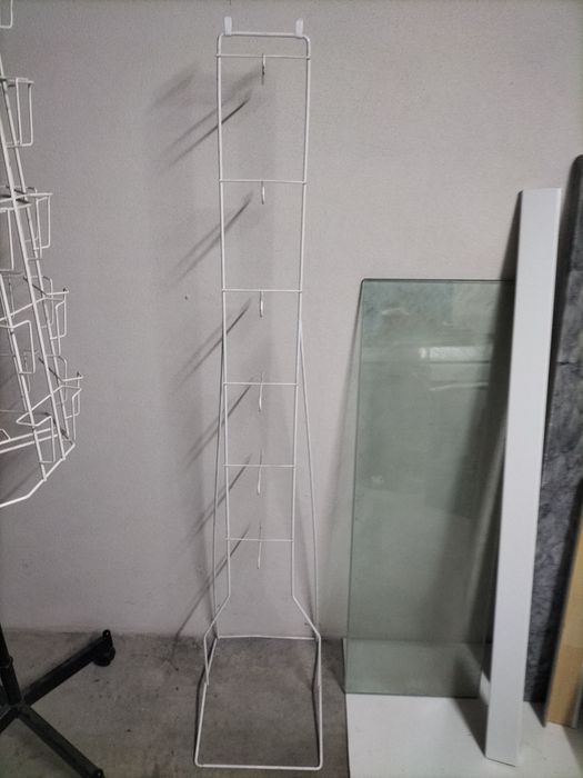 Expositor metálico com pé retangular