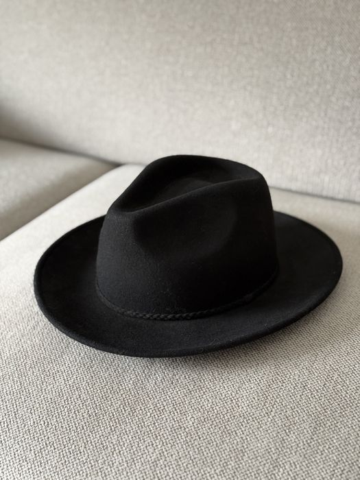 Hat with wide-brim