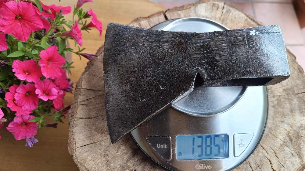 Kuta siekiera z puncą, sygnowana, ciężka, kuta