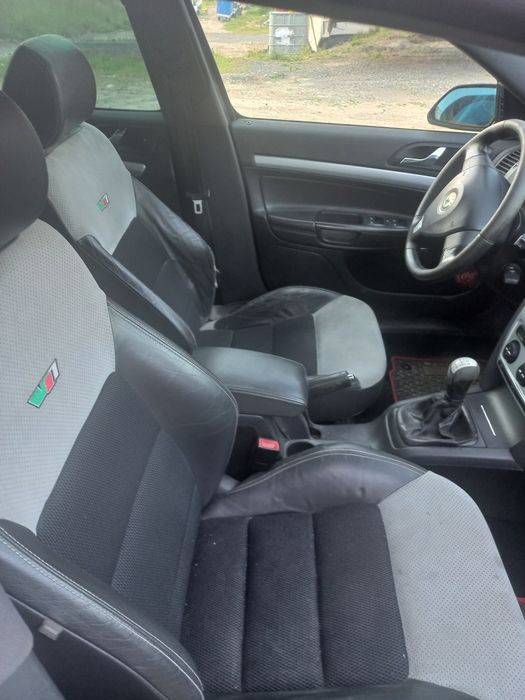 Podłokietnik octavia 2 czarny skóra