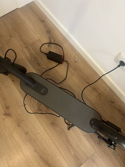 Trotinete Elétrica Xiaomi Mi Electric Scooter Essential