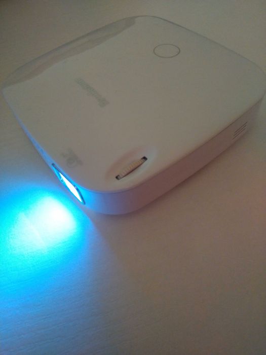 До телефону з Android/iOs - WiFi проектор Brookstone акумуляторний