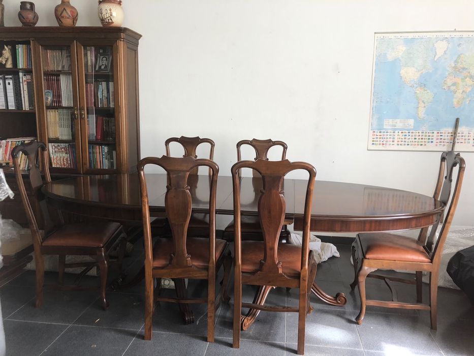 Conjunto de Sala de Jantar de Nogueira: Mesa Oval Extensível (1,80m a 2,60m) + 6 Cadeiras