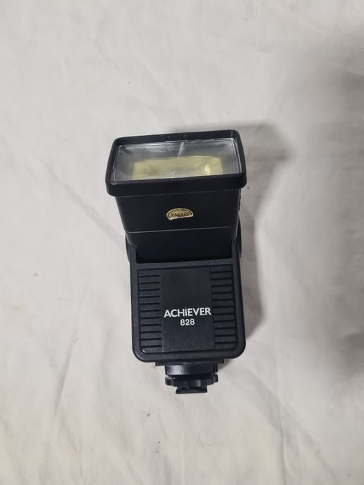Flash Universal Achiever 828 Cabeça Inclinável 0-90° c/ Zoom Manual