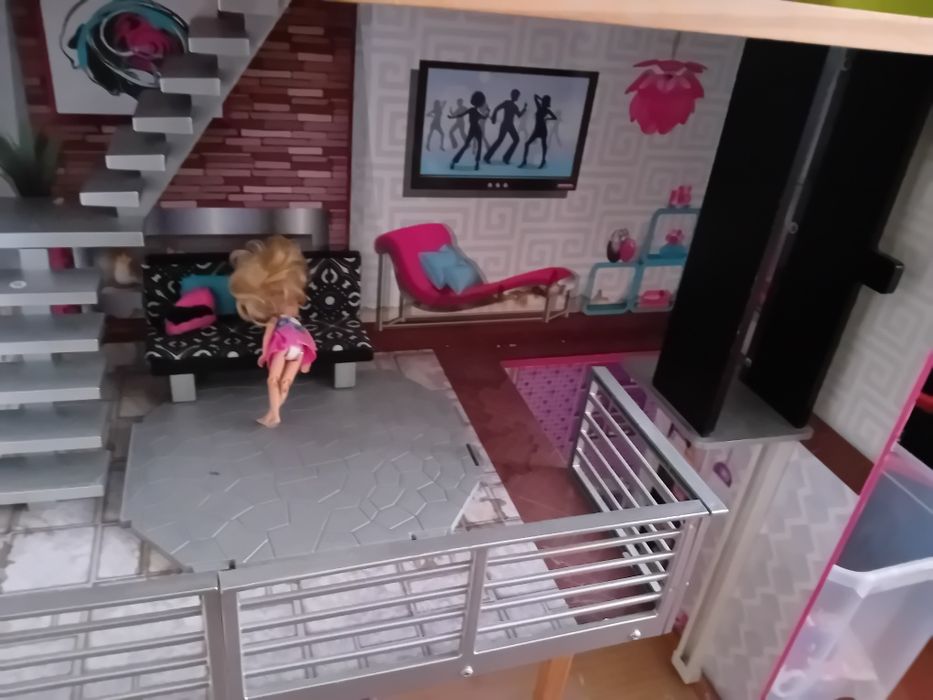 Drewniany domek dla lalek Barbie KidKraft Beverly Hills (duży, 120cm)