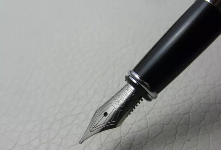 Caneta tinta permanente Duke, Nova