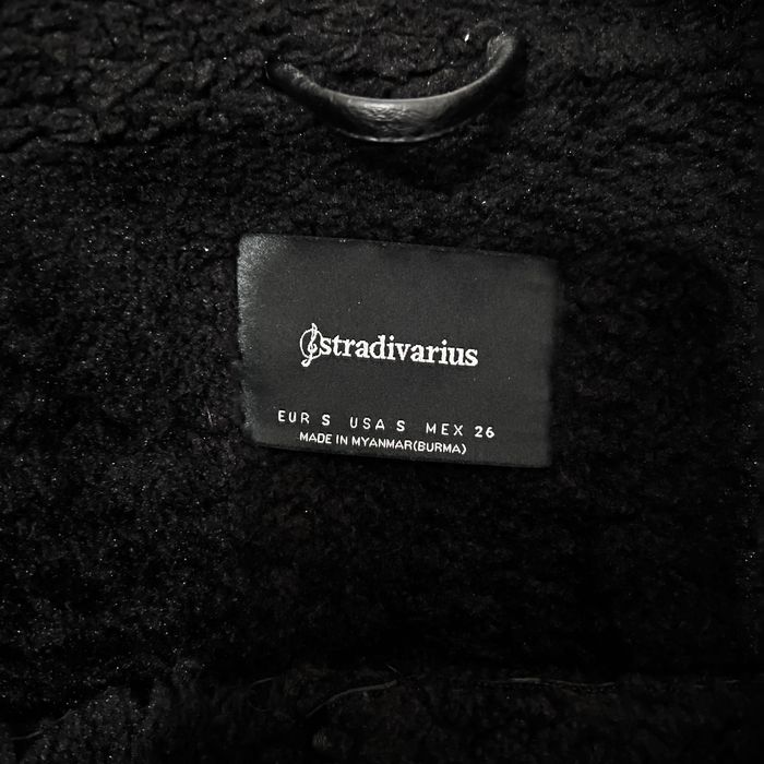 Czarna kurtka zimowa skórzana STRADIVARIUS