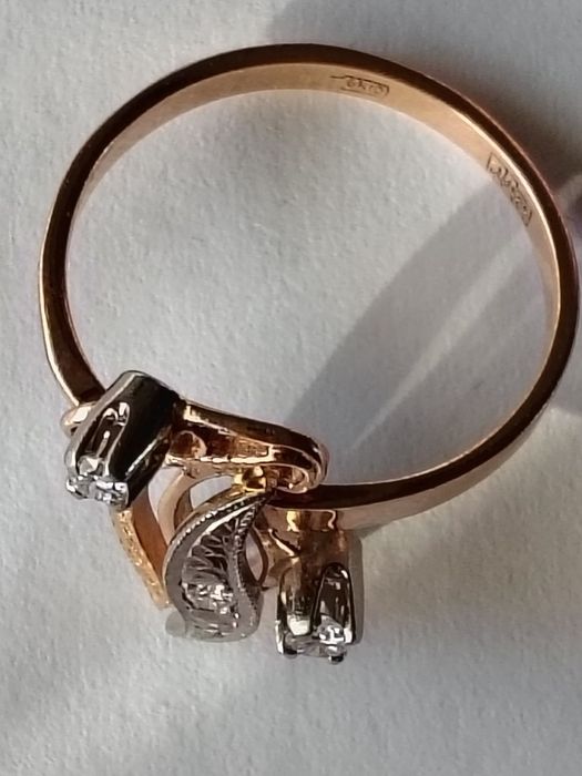 Золотое кольцо с бриллиантоми.