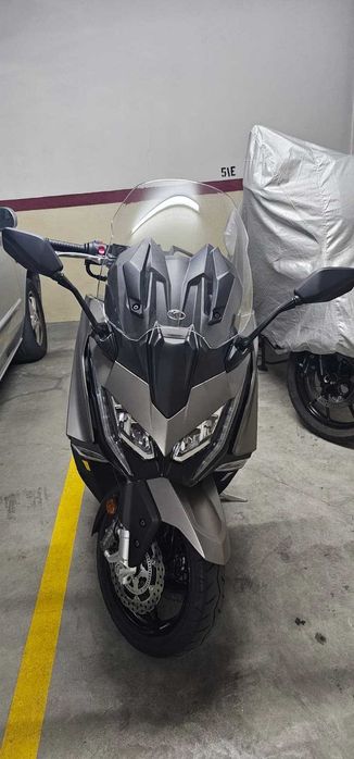 Kymco AK550 Premium com Top Case e Quad Lock