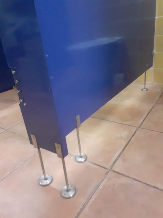 Equipamento WC Completo c/ Divisórias, Sanitas e Banca Inox