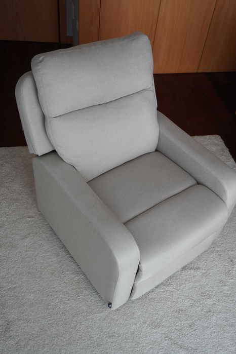 Poltrona reclinável cinzenta