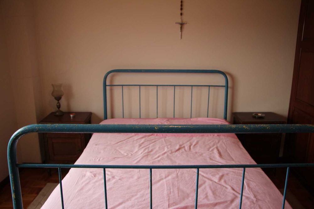 Cama em grades de ferro
