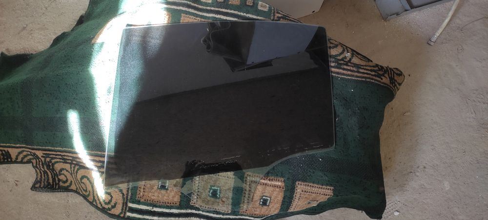 Скло задніх лівих дверей bmw e90